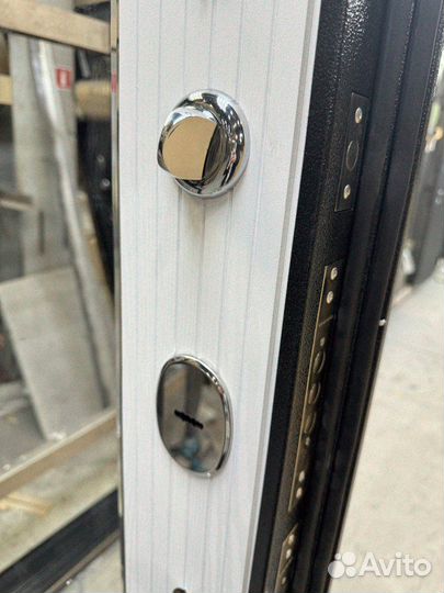 Дверь входная металлическая с зеркалом