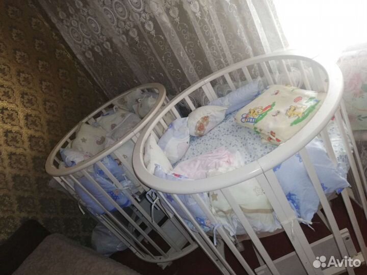 Детская кроватка с маятником