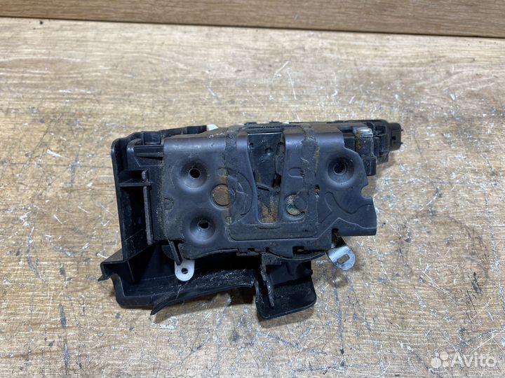 Замок передней левой двери Ford Focus 2 ZD92