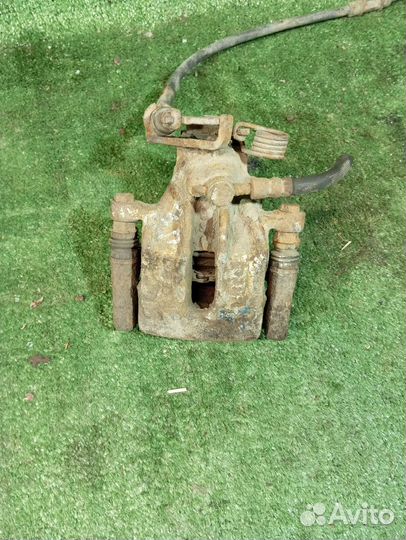 Суппорт тормозной задний правый Mitsubishi Carisma