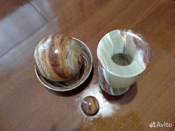 Предметы из оникса: шар, ваза, блюдце