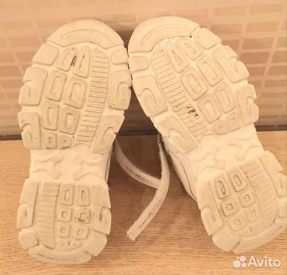 Кроссовки детские белые. Стелька 21,5см Разм 33-34