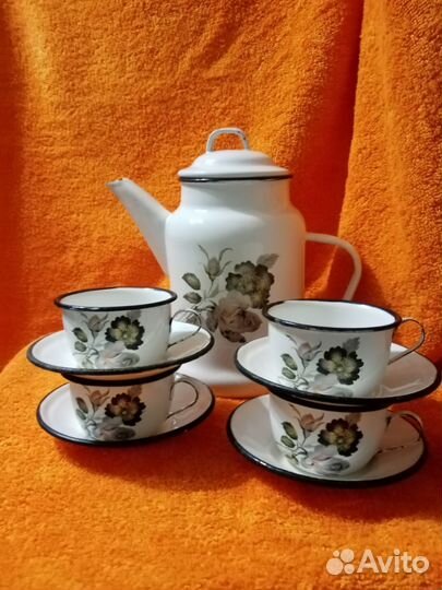 Кофейник и чашки эмалированные