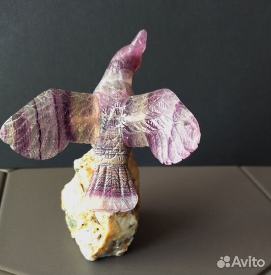 Статуэтка из камня Попугай. Флюорит