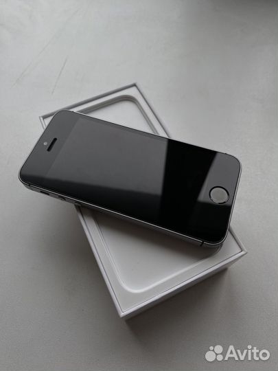 Телефон iPhone SE