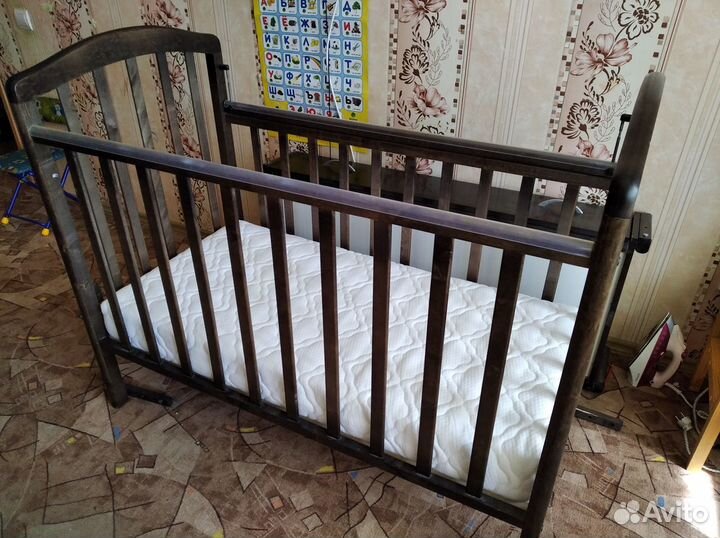 Продам кроватку- маятник