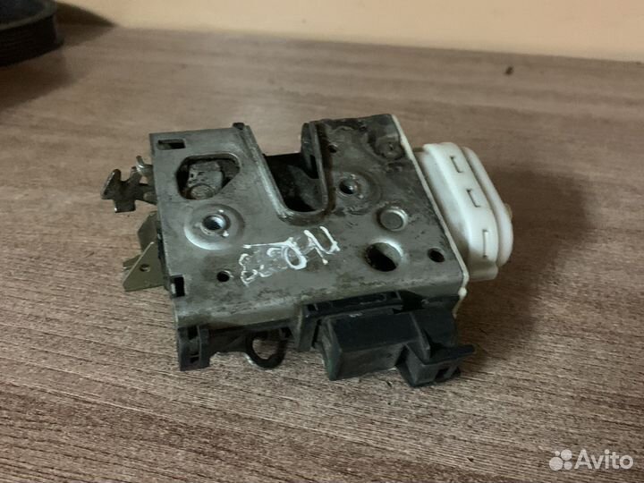 Замок двери передней правой Audi A4 A8