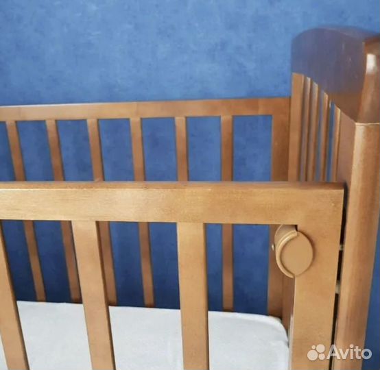 Детская кроватка с маятником