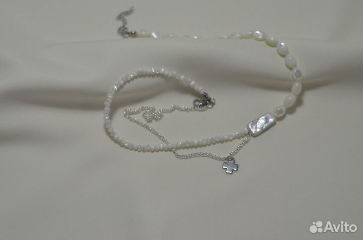 Белый чокер из перламутра