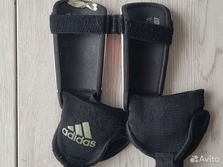 Детские футбольные щитки для голени