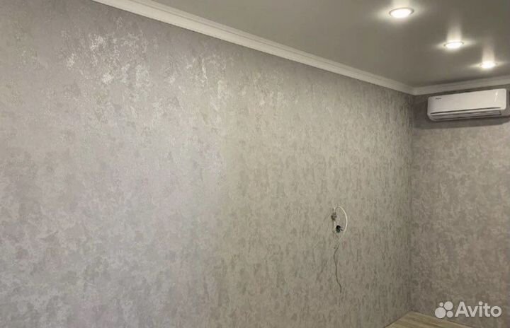 Поклейка обоев. Малярные работы