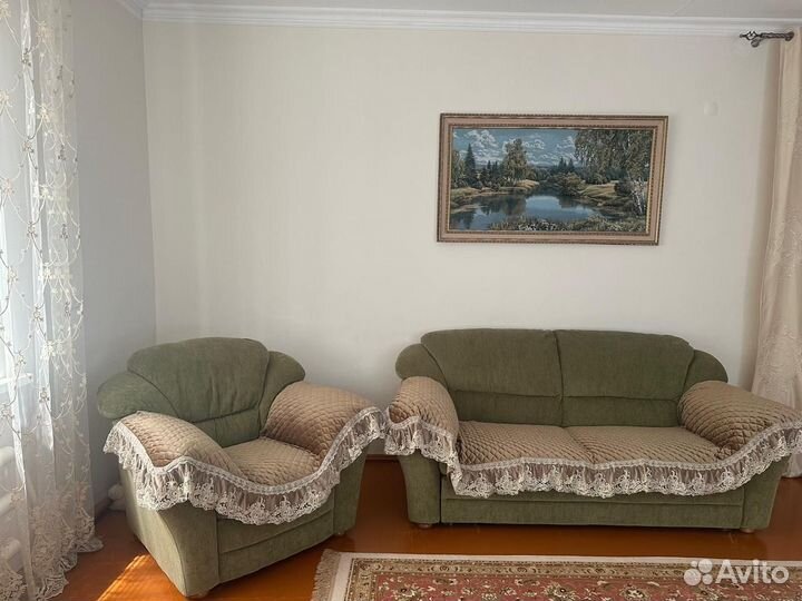 Диван с двумя креслами