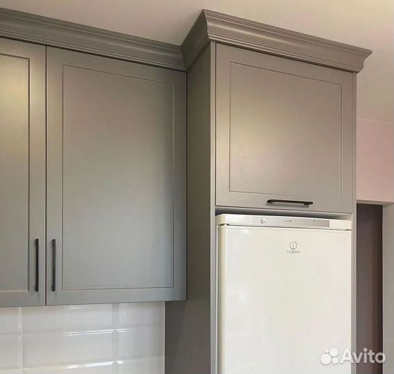 Прямая кухня в бежевом глянце и матовом дереве