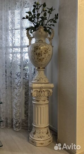Ваза на постаменте