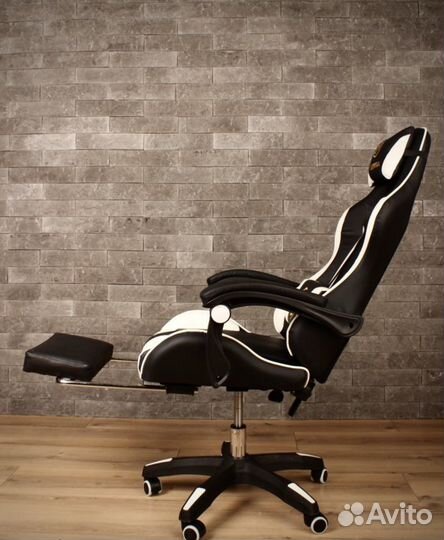 Компьютерное кресло геймерское с подножкой