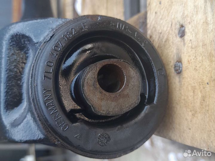 Volkswagen Touareg нижний рычаг левый lemforder