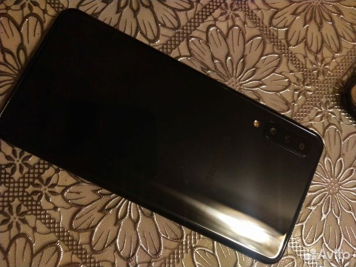 Samsung Galaxy A7 (2018), 4/64 ГБ