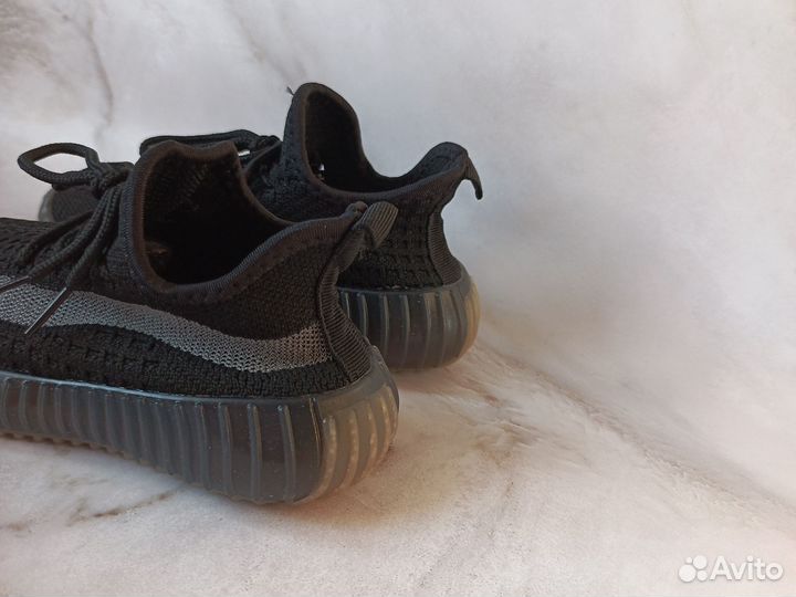 Детские кроссовки изики