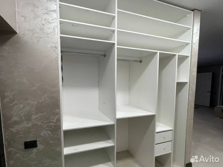 Шкаф в нишу встроенный