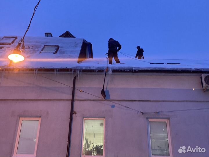 Уборка снега, чистка сосулек и наледи с крыш