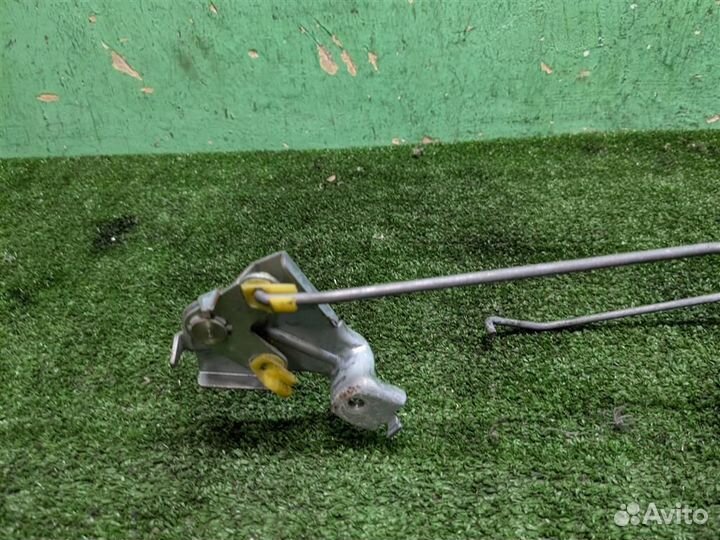 Замок двери передней левой Nissan Terrano 2 (R20)