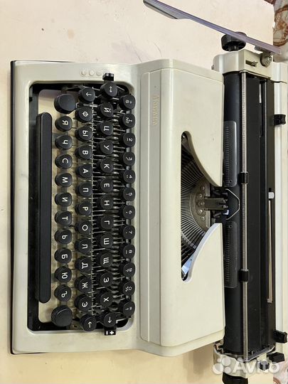 Печатная пишущая машинка портативная 
