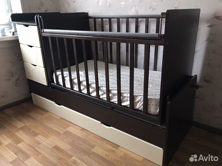 Детская кроватка с маятником 