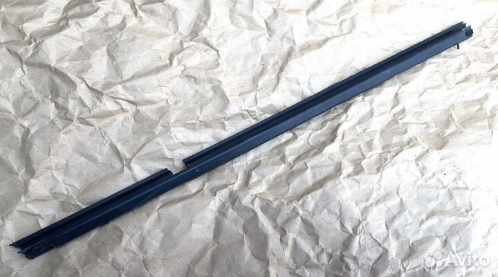 Уплотнитель стекла двери задний левый Infiniti G