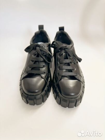 Кроссовки женские