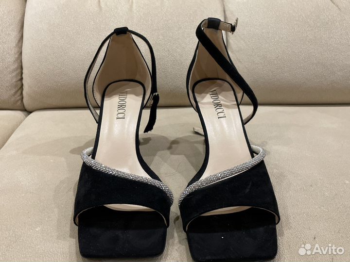 Женские вещи и обувь