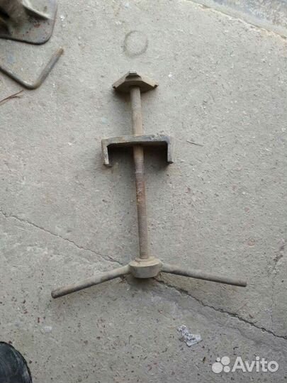 Домкрат слева остался ваз2108