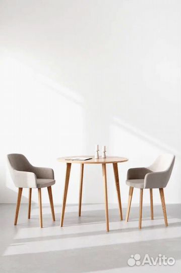 Стул с деревянными ножками