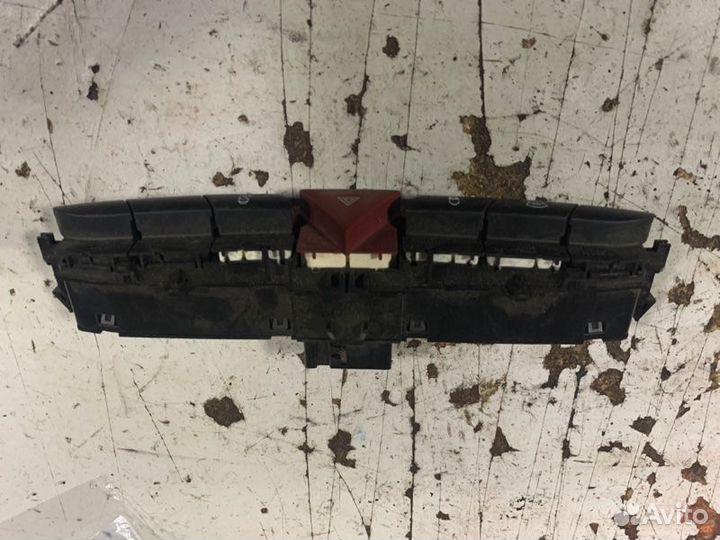 Кнопка аварийной сигнализации Peugeot 408