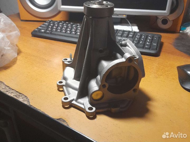 Помпа на Мерс 126 кузов