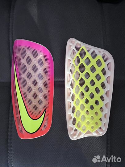 Футбольные щитки Nike