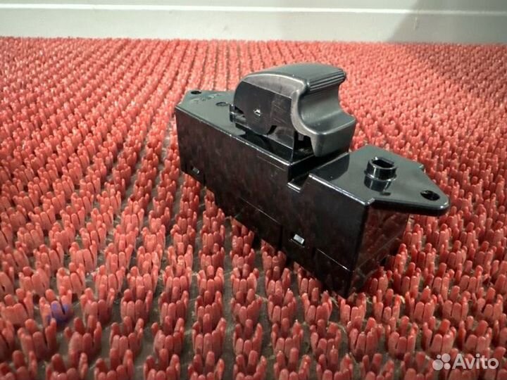 Кнопка стеклоподъемника задняя правая Mitsubishi