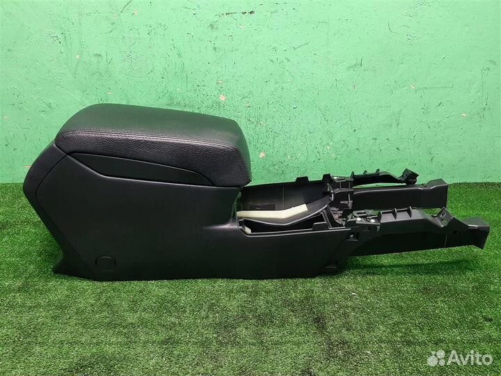 Консоль центральная с подлокотником Subaru Legacy