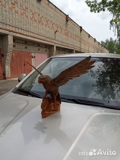 Резной орел ручной работы