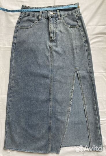 Джинсовая юбка миди с разрезом