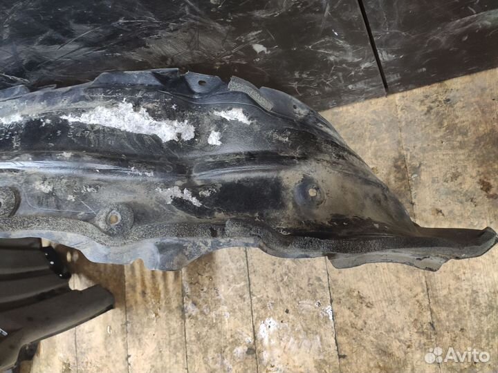 Подкрылок передний правый Lexus LX570