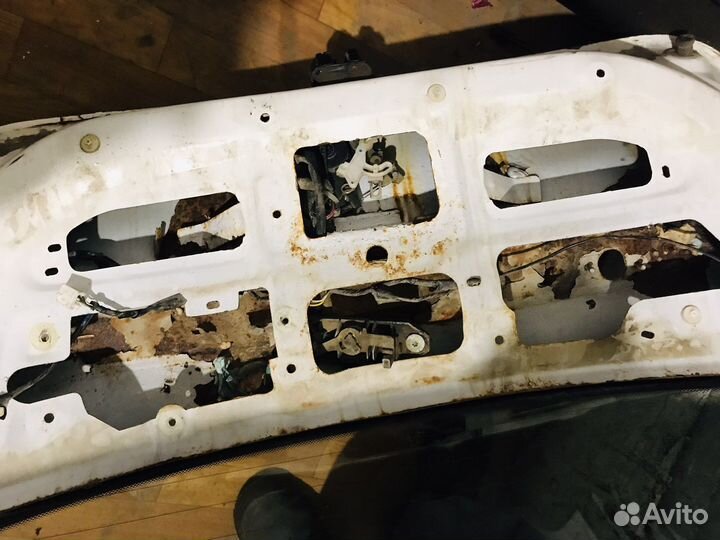 Стекло багажника geely emgrand ec7