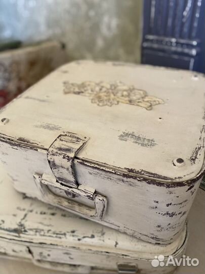 Декоративные чемоданы