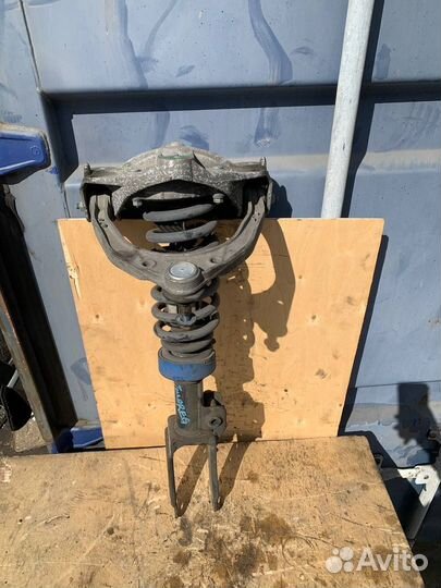 Стойка передней подвески правая Volkswagen Touareg