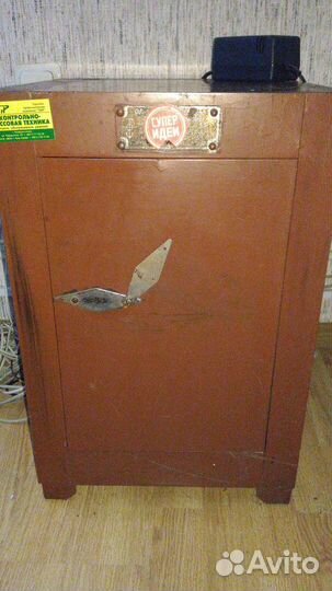 Сейф металлический