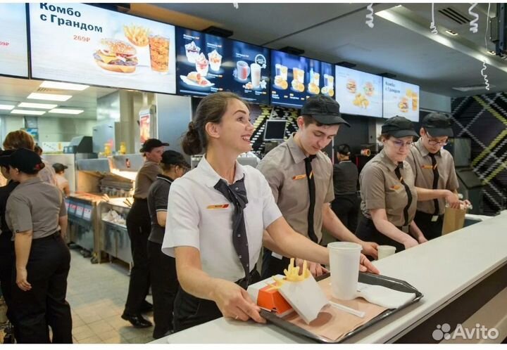 Сотрудник на фудкорт