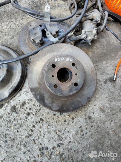 Задние тормозные супорта с дисками Toyota Vitz 90