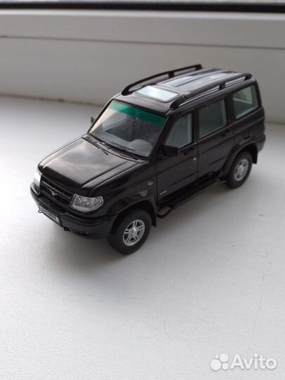 Модель автомобиля УАЗ Патриот 1:43 DiP