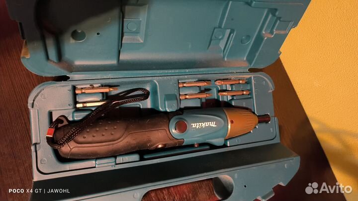 Аккумуляторная отвертка makita