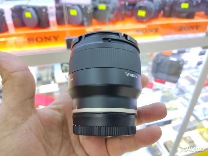 Tamron 20mm F/2.8 Di III OSD M1:2 Sony E витрина