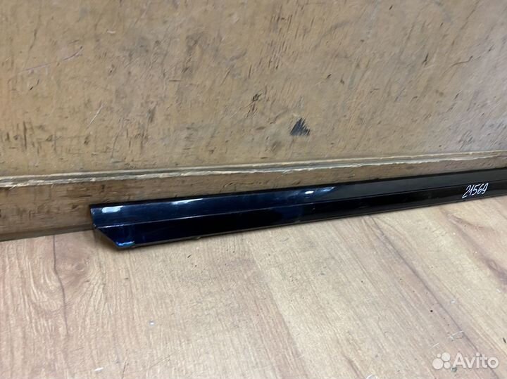 Молдинг двери передней левой Vw Passat B8